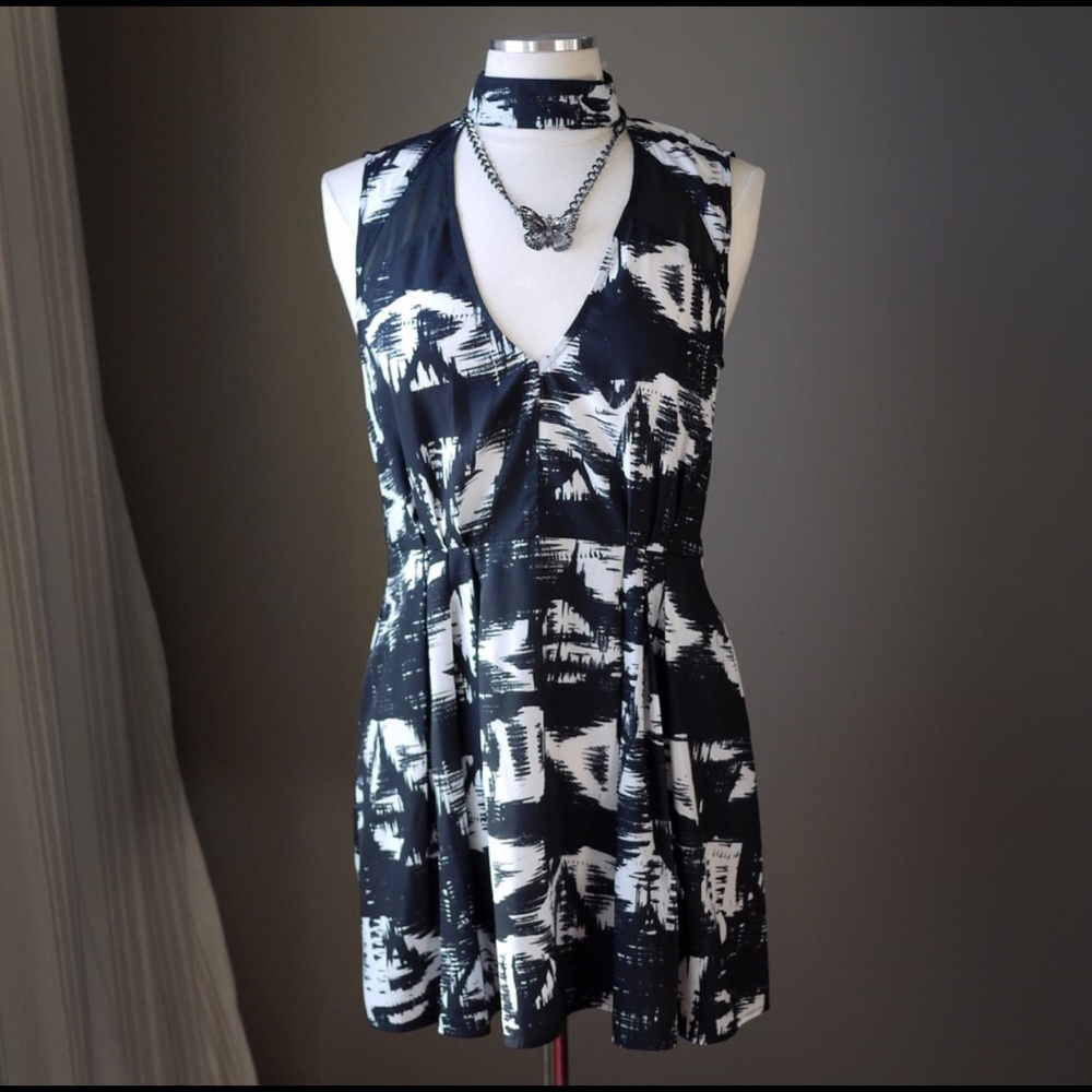 Black and white silky dress w pockets